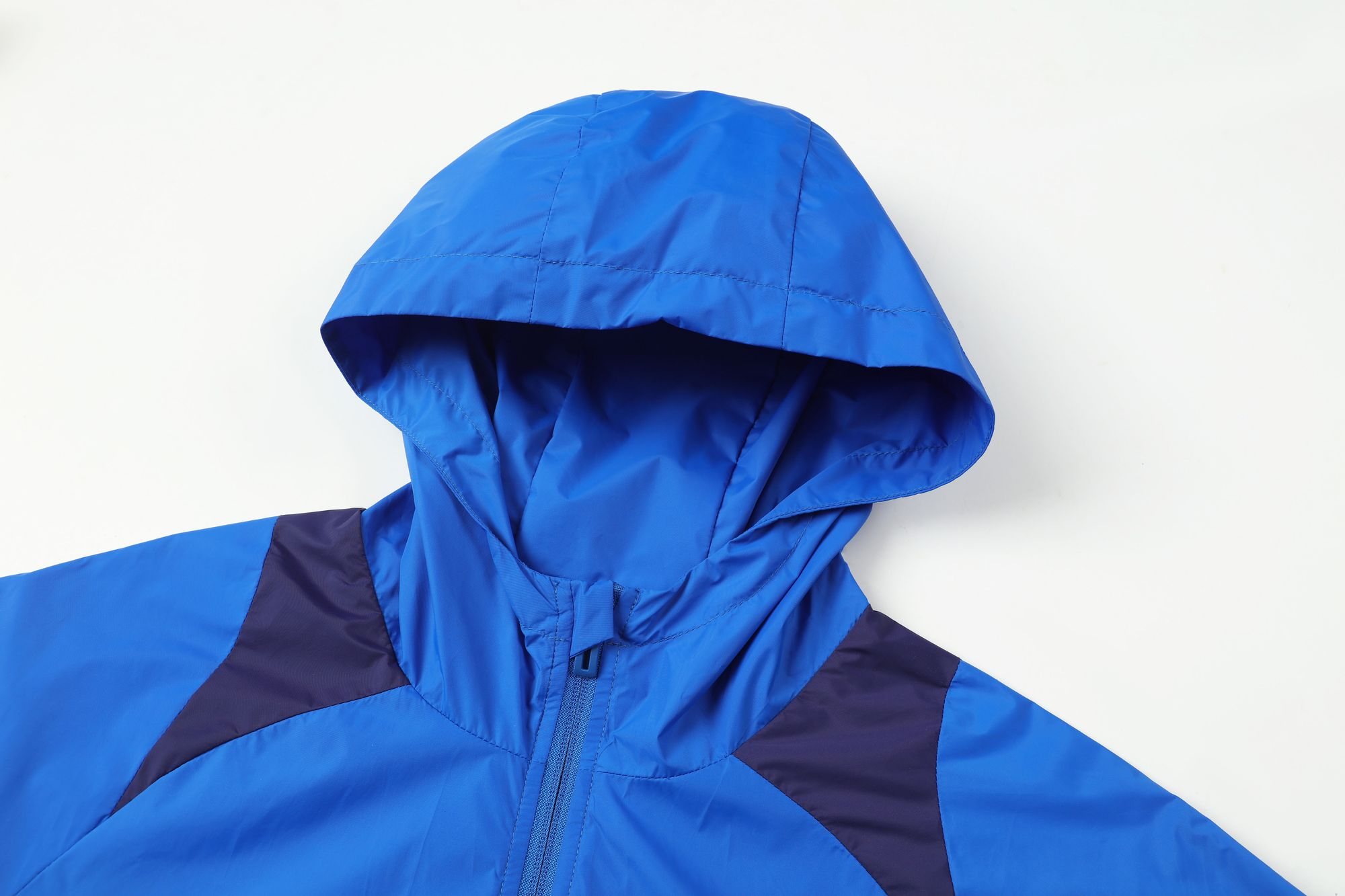 GY84127 hood and closure detail