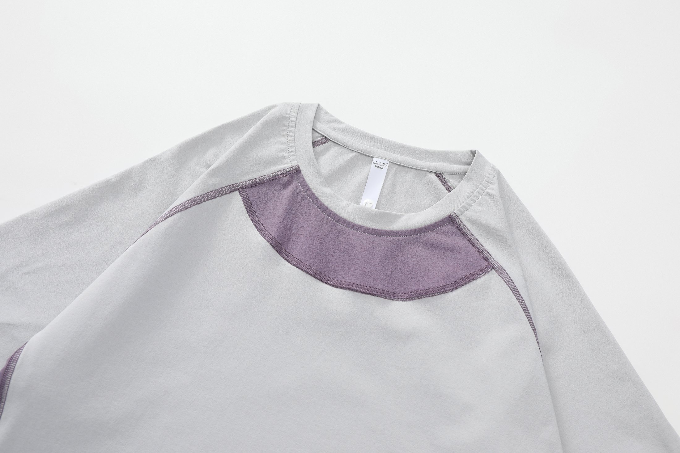 Relaxed neckline and shoulder