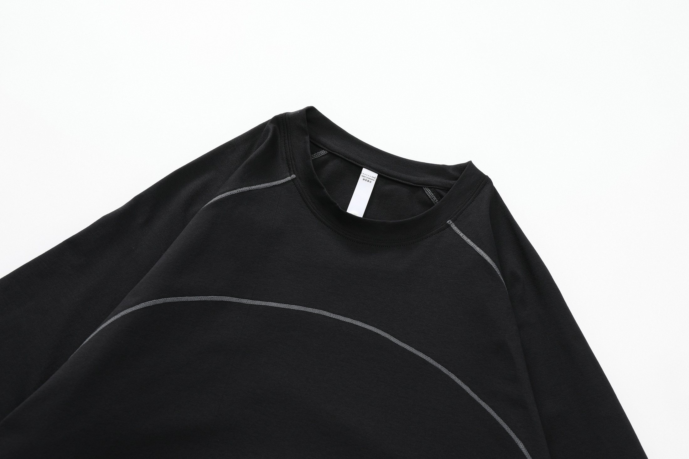 Lightweight neckline and shoulder