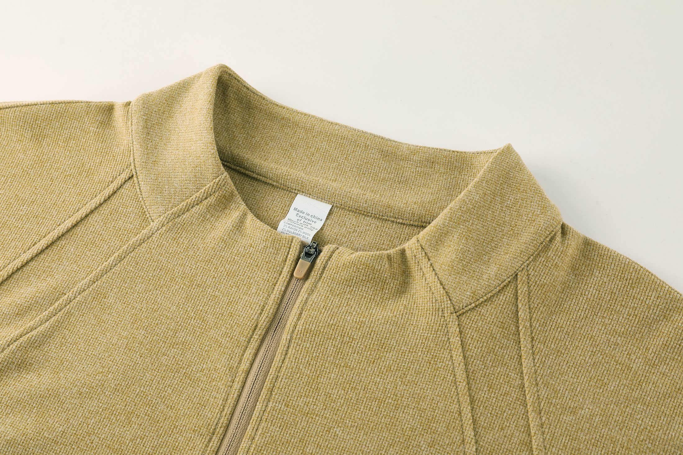 Quarter-zip collar construction