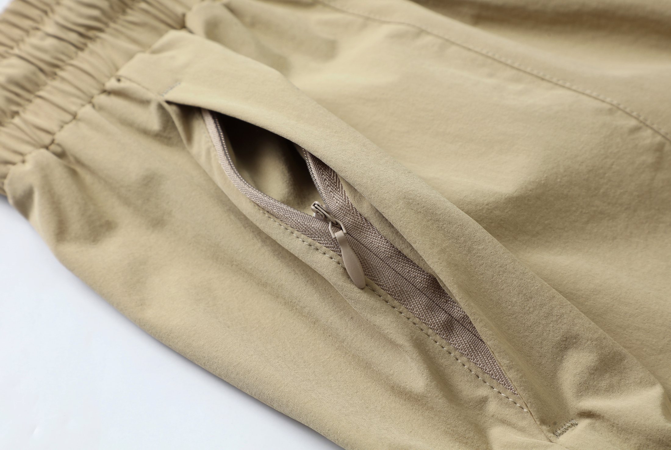 Lightweight water-repellent shell