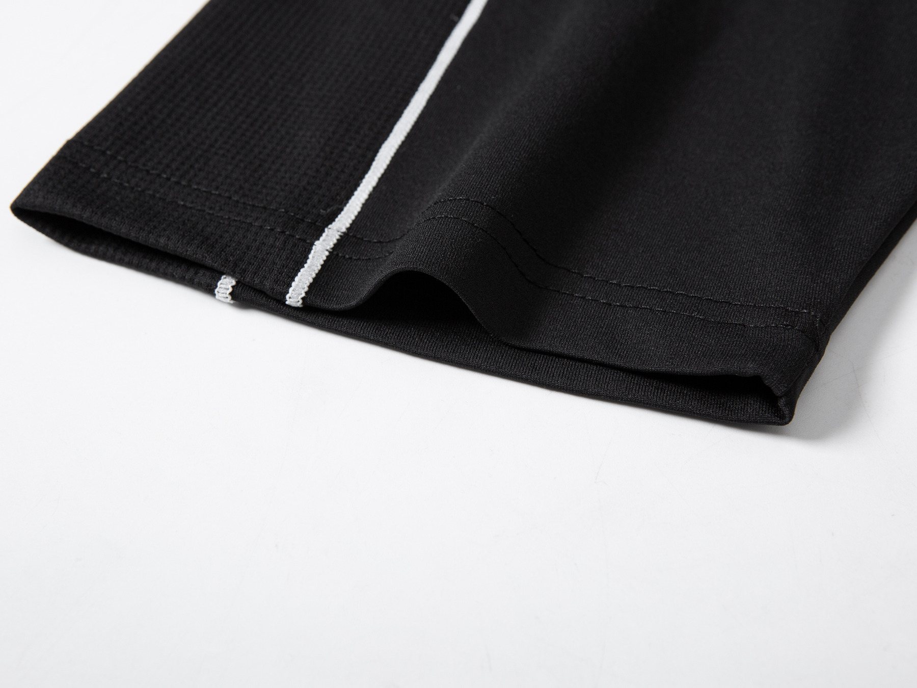 double-needle contrast hem