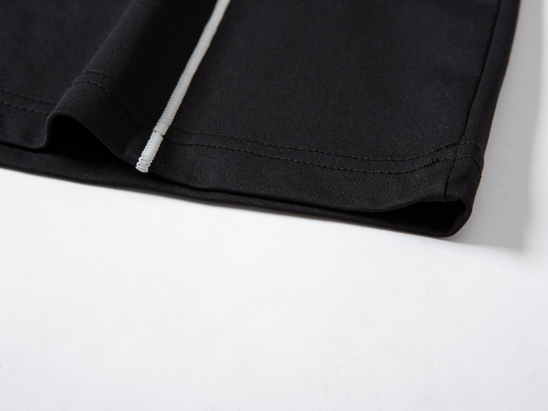 contrast-panel double-needle hem