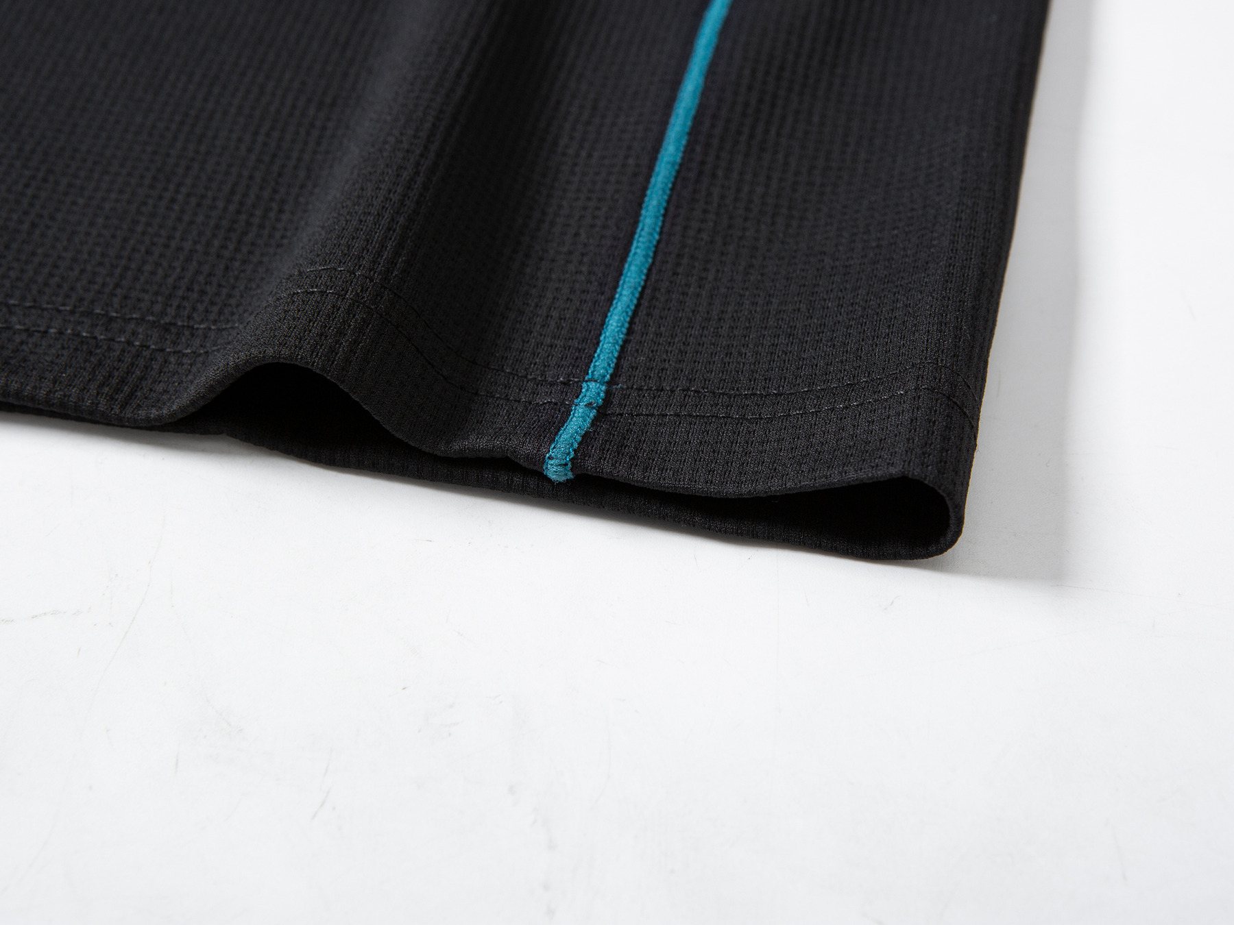double-needle contrast hem