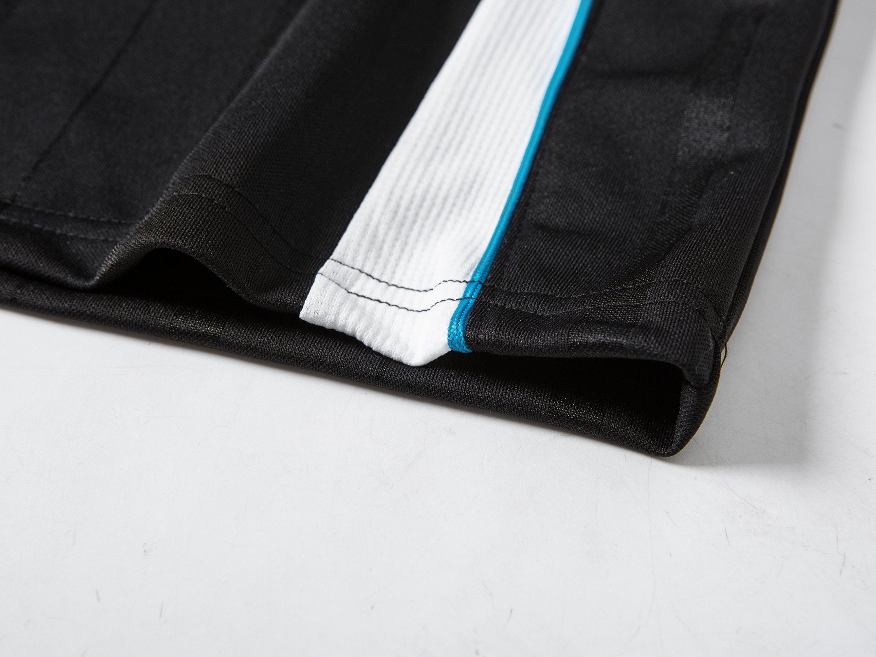 double-needle contrast hem