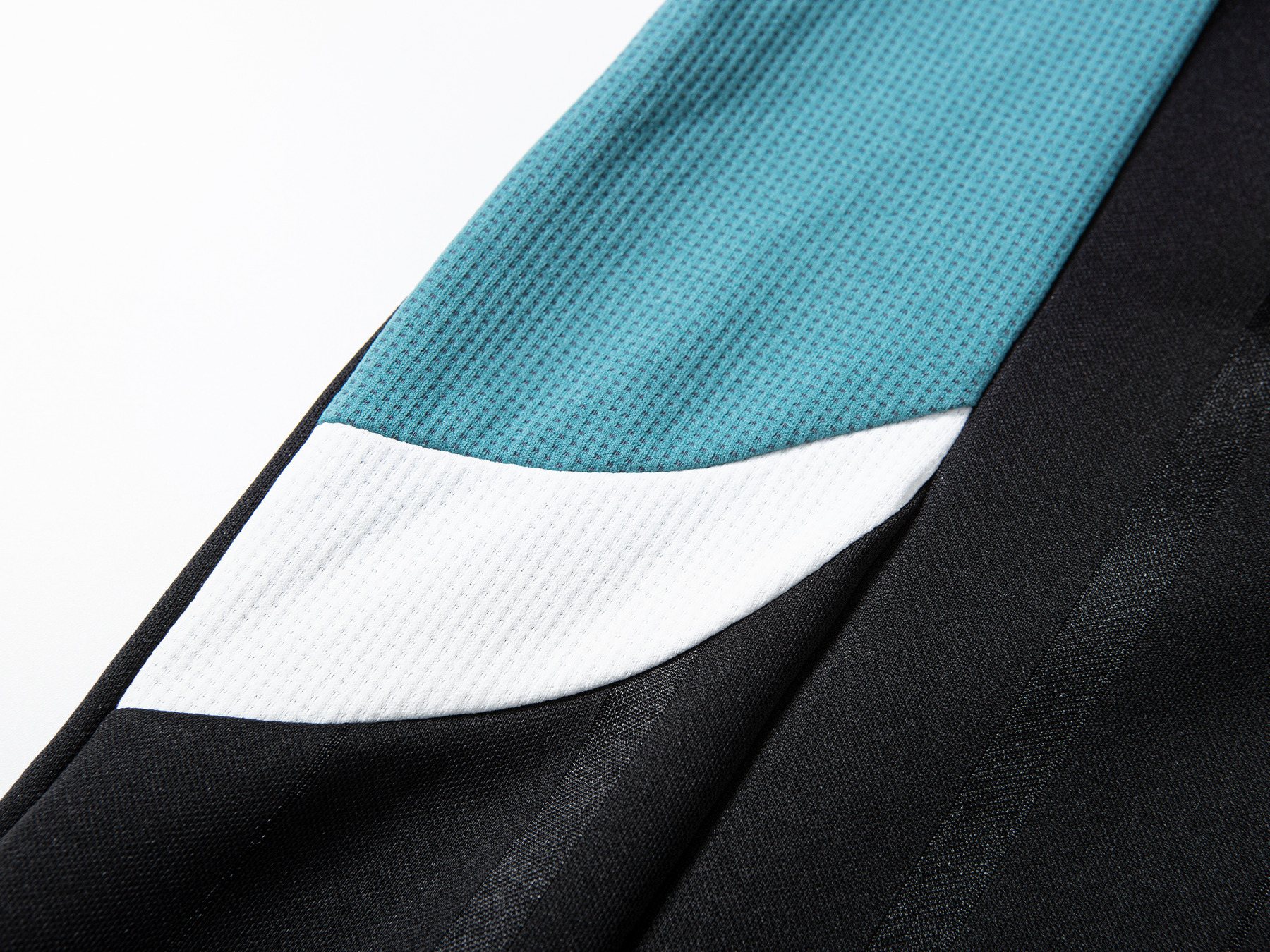 double-needle contrast hem